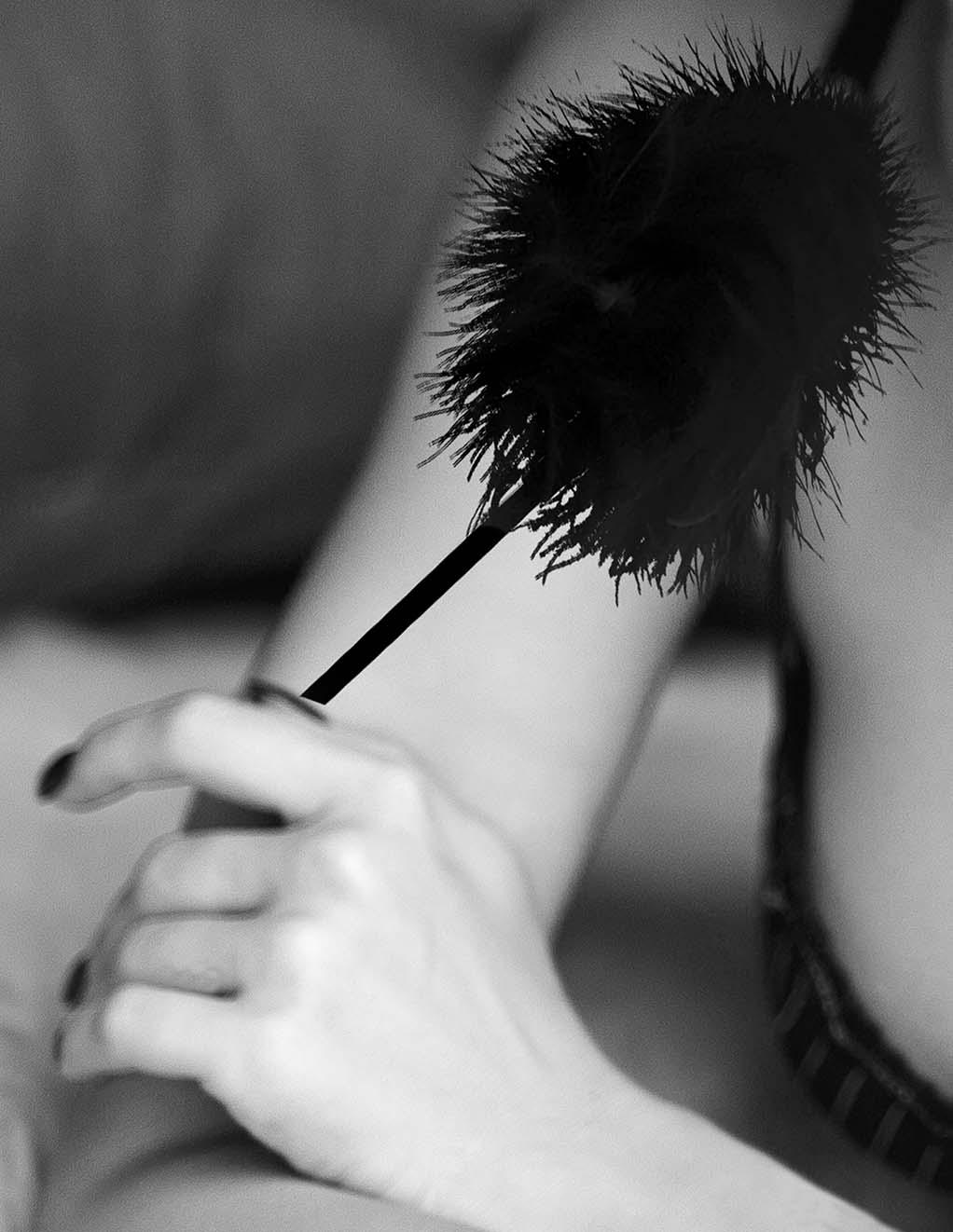 Ouch! Feather Tickler - Xoxomoving